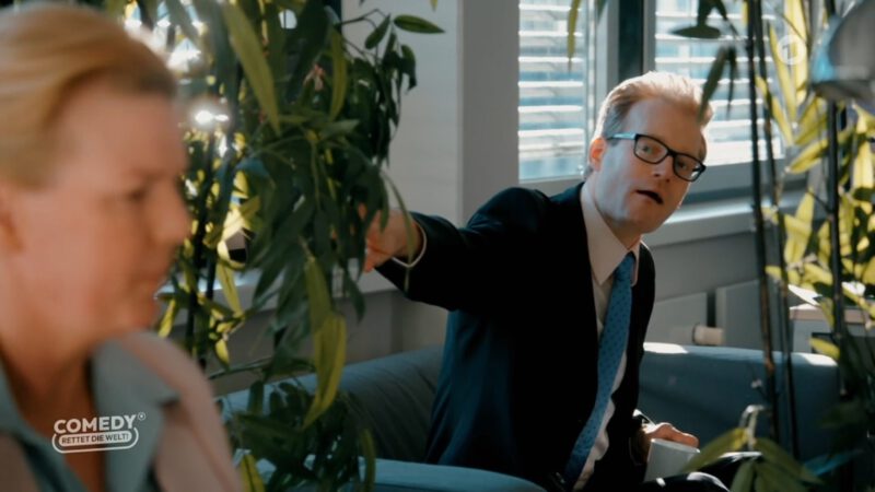 Mann im Anzug mit Brille im Büro